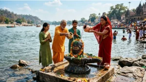 जानें क्यों चढ़ाया जाता है शिवलिंग पर जल? महत्व और विधि