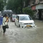 मुंबई में रेड अलर्ट भारी बारिश से शहर पानी पानी यातायात जाम