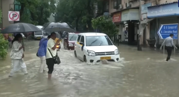 मुंबई में रेड अलर्ट भारी बारिश से शहर पानी पानी यातायात जाम
