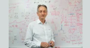 Geoffrey Hinton calls for trusting AI chatbots
