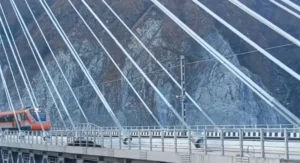 प्रधानमंत्री श्रीनगर वंदे भारत ट्रेन सेवा को हरी झंडी दिखाई PM flagged off Srinagar Vande Bharat