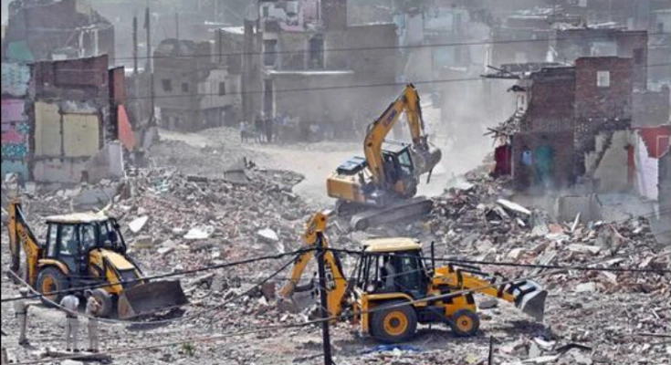 कालकाजी में भूमिहीन कैंप के निवासियों के घर पर बुलडोजर एक्शन
