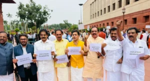 नन की गिरफ्तारी पर थरूर मुझे लगता है कि भीड़तंत्र चल रहा है नन की गिरफ्तारी पर थरूर मुझे लगता है कि भीड़तंत्र चल रहा है