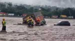 देहरादून बादल फटने 538 लोग फंसे सहायक नदियों में उफान Dehradun cloudburst leaves 538 stranded