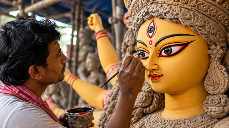 मां दुर्गा की प्रतिमा में सबसे आखिर में क्यों बनाई जाती हैं आंखें?