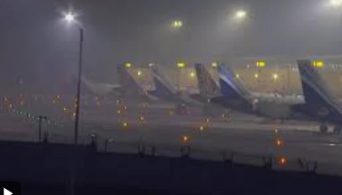 कोहरे की वजह से दिल्ली की 120 से ज़्यादा उड़ानें रद्द